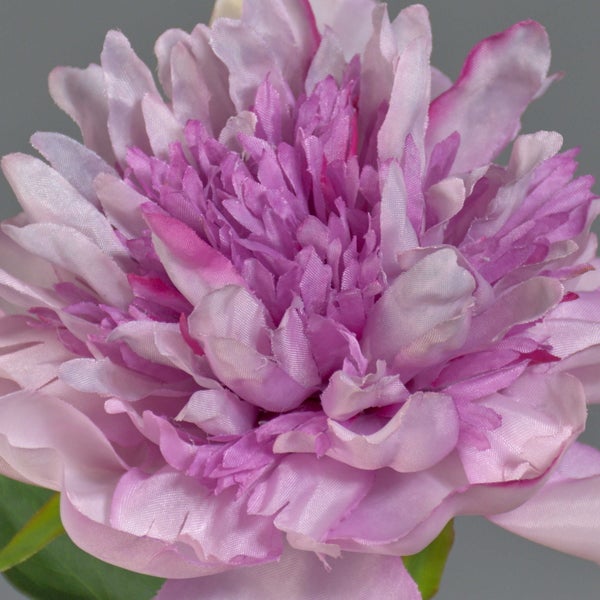 Künstliche Pfingstrose in Rosa aus Textilmaterial in Nahaufnahme.