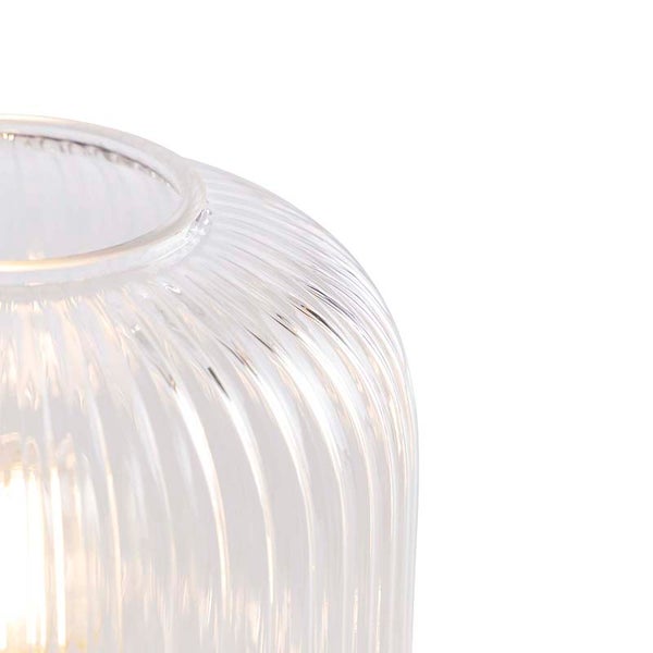 Detailaufnahme eines Lampenschirms aus geriffeltem Glas