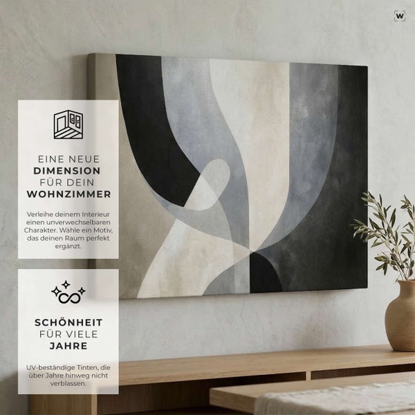 Abstraktes Wandbild mit geschwungenen Formen an einer Wohnzimmerwand, kombiniert mit einer dekorativen Vase.