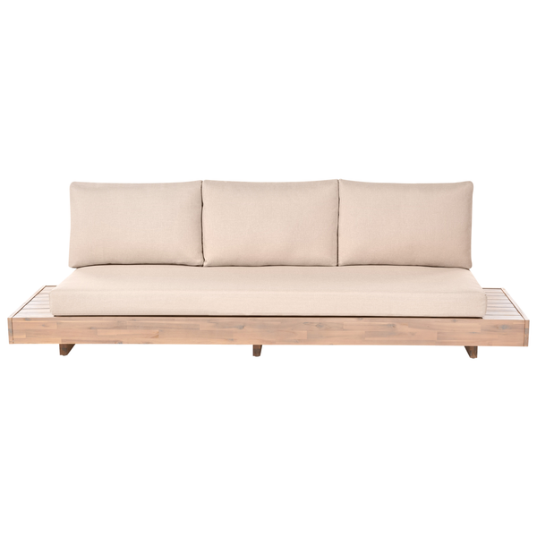 Gartensofa aus Holz mit Polsterauflagen fuer den Aussenbereich