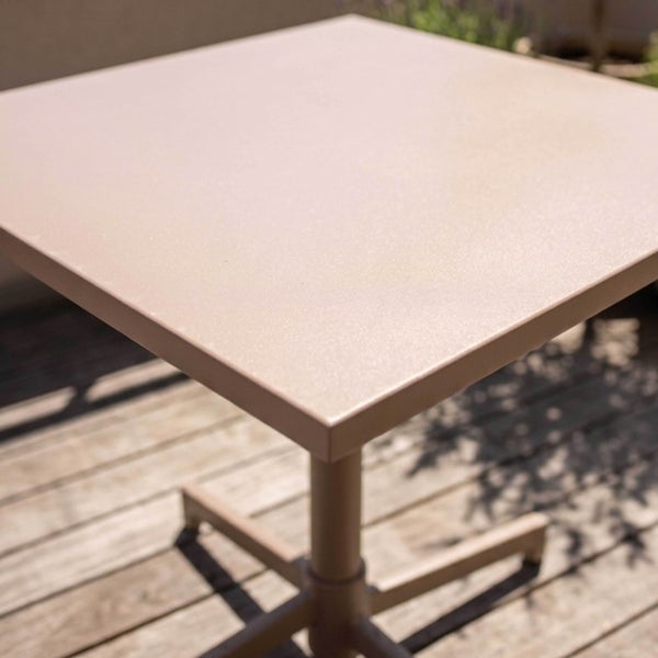 Quadratischer Gartentisch mit zentralem Standfuß und vierbeinigem Gestell auf einer Holzterrasse.