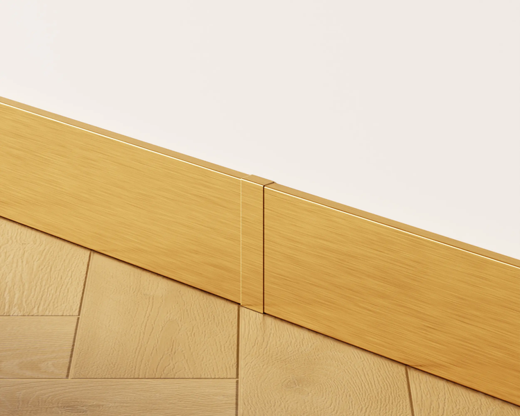 Sockelleiste und Bodenfliesen im Innenraum