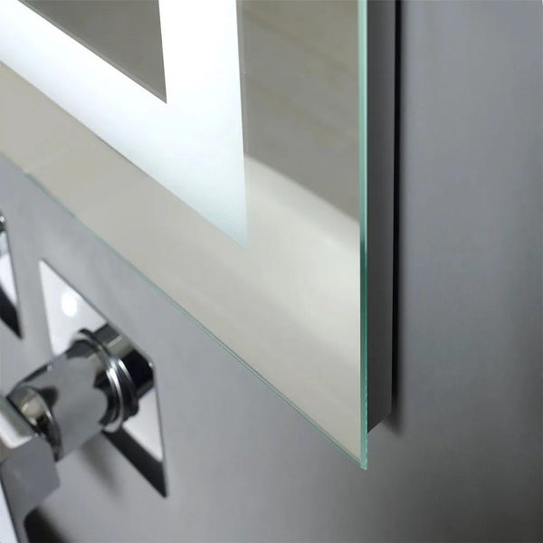 Detailansicht eines Spiegels mit integrierter Beleuchtung und Armatur