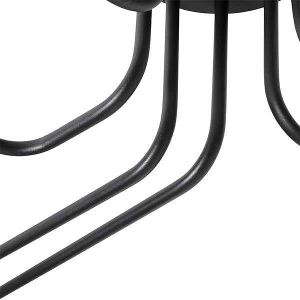 Detailaufnahme einer Deckenleuchte mit mehreren Armen aus Metall.