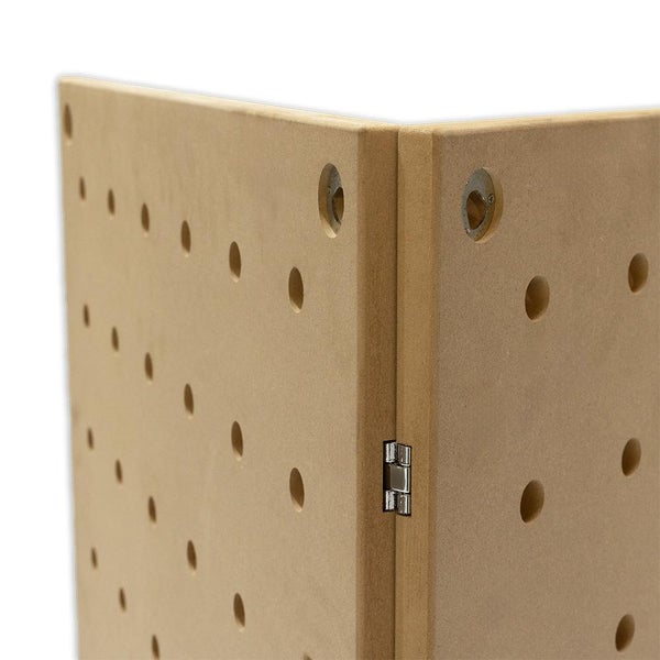Detailansicht einer Lochwand aus Holz mit Scharnier und Löchern zur Befestigung von Werkzeugen