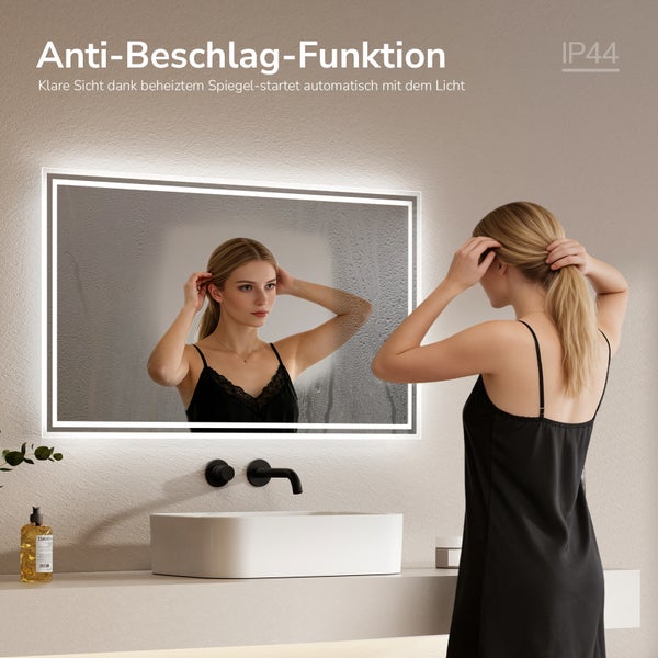 Rechteckiger LED-Badezimmerspiegel mit Anti-Beschlag-Funktion und Schutzart IP44 in einem modernen Badezimmer mit Waschbecken.
