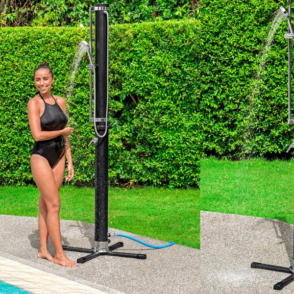 Gartenszene mit Frau unter einer freistehenden Dusche mit Handbrause