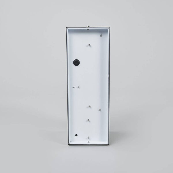 Vertikales, rechteckiges Metallgehäuse für Außen- oder Innenleuchten mit Befestigungsschrauben und Kabeleinführung.