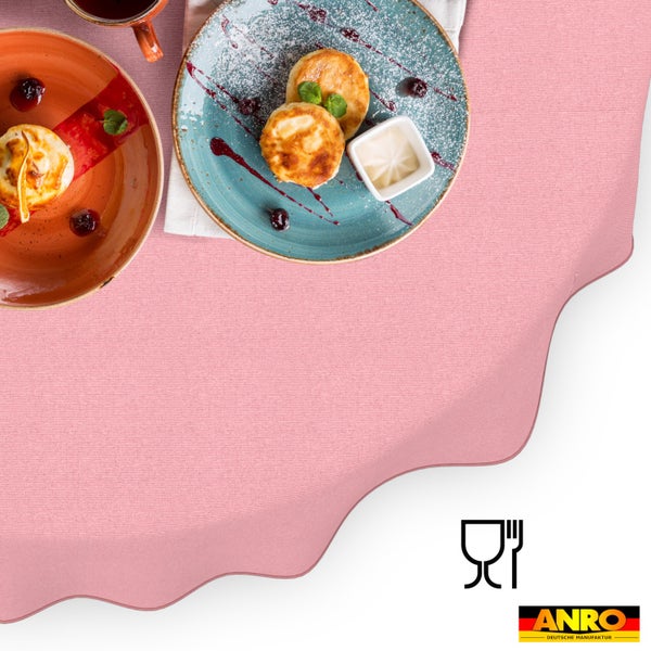 Strukturierte Tischdecke mit Wellenrand, gedeckt mit Frühstückstellern und einer Tasse. Inklusive lebensmittelechtem Symbol und ANRO Logo.