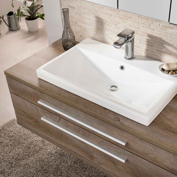 Waschtisch mit Waschbecken und Unterschrank im Badezimmer