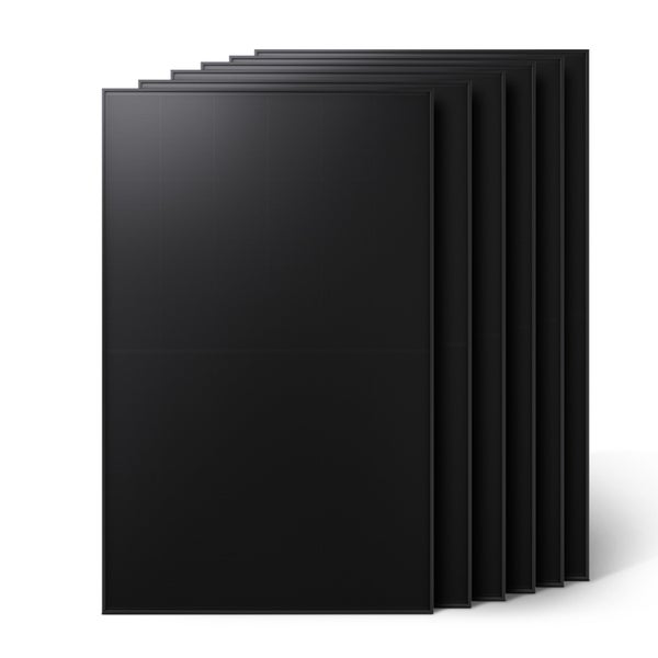 Sechs schwarze rechteckige Solarpaneele in einer Reihe. Photovoltaikmodule zur Erzeugung von erneuerbarer Energie.