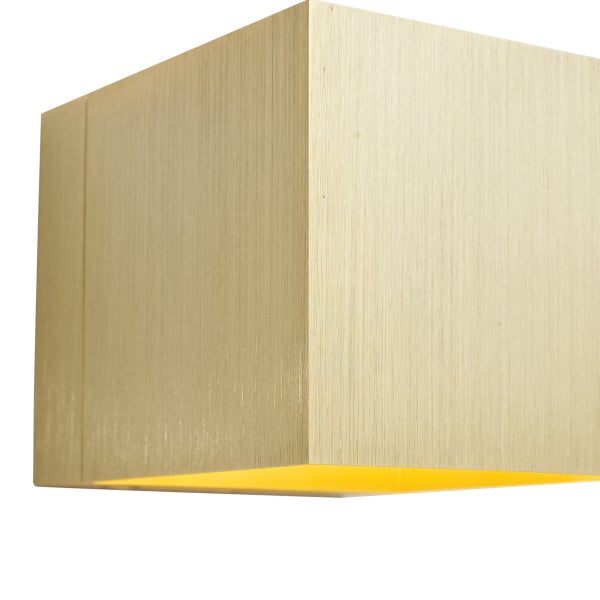 Wandleuchte in Würfelform aus gebürstetem Metall mit Lichtaustritt nach unten.