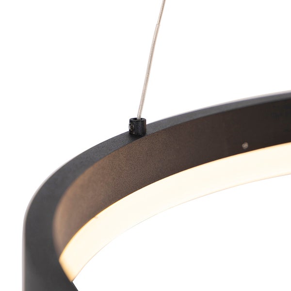 Detailaufnahme einer LED-Hängeleuchte mit ringförmigem Design