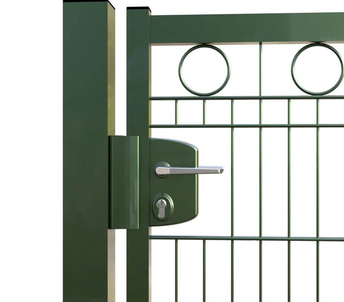 Detailansicht eines Gartentors mit Schloss und Griff