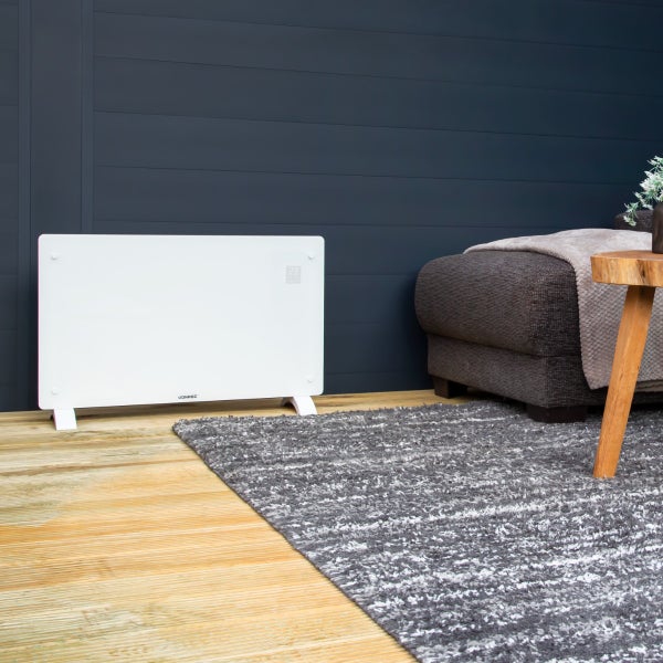 Szene mit einem weißen Heizkörper, Sofa und einem Teppich