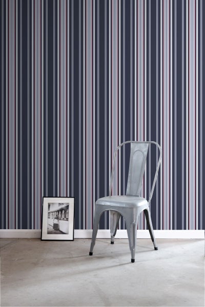 Szene mit gestreifter Tapete, einem Metallstuhl und einem gerahmten Bild