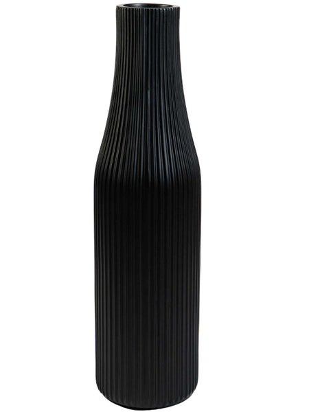 Schwarze Vase mit vertikalen Rillen, hohe und schlanke Form.