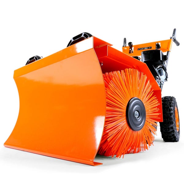 Kehrmaschine mit Bürstenwalze und Schiebeschild