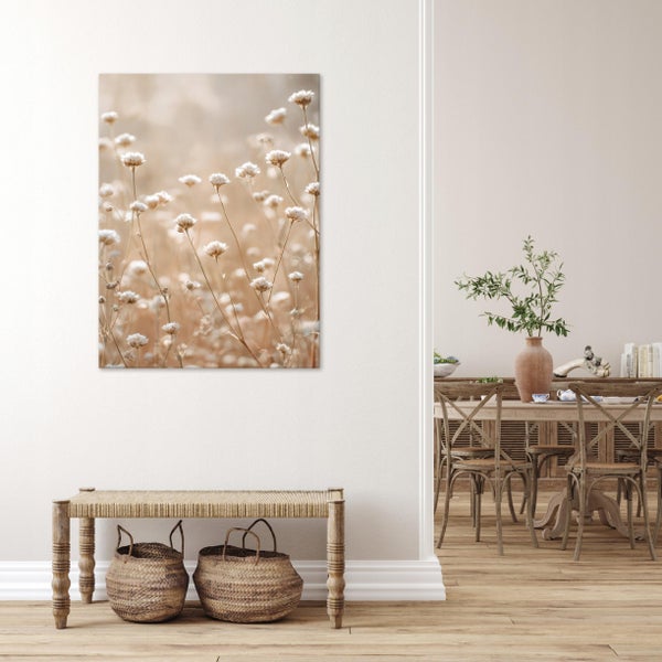 Wandbild mit einer Blumenwiese in einem hellen, rustikalen Wohnbereich mit Holzbank und geflochtenen Körben sowie einem Essbereich.