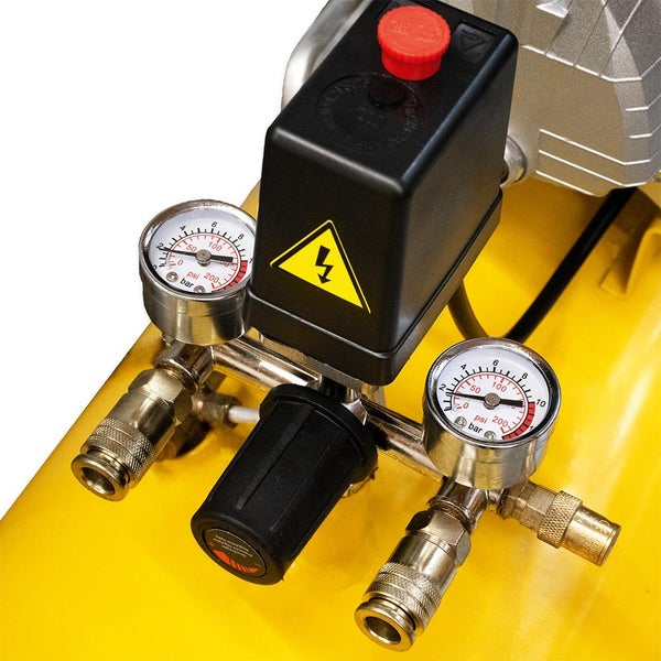 Detailansicht eines gelben Kompressors mit Manometern, Druckregler und Warnzeichen für elektrische Spannung.