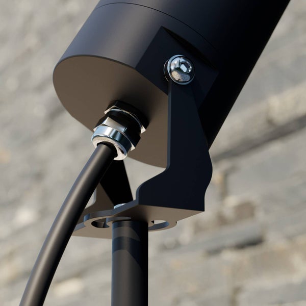 Detailansicht der Montagehalterung und des Kabelanschlusses eines schwarzen Außenstrahlers.