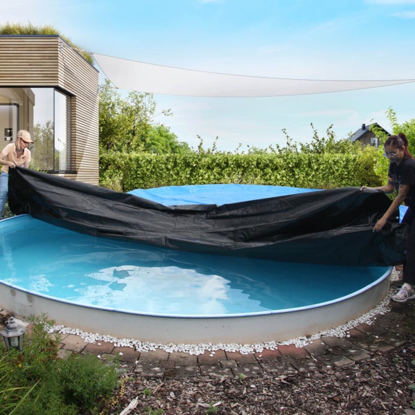 Ovales Schwimmbecken mit blauer Abdeckung