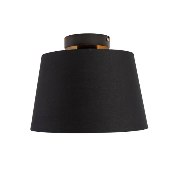 Deckenleuchte mit schwarzem, konischem Stoffschirm und einer schwarzen Deckenhalterung aus Metall.