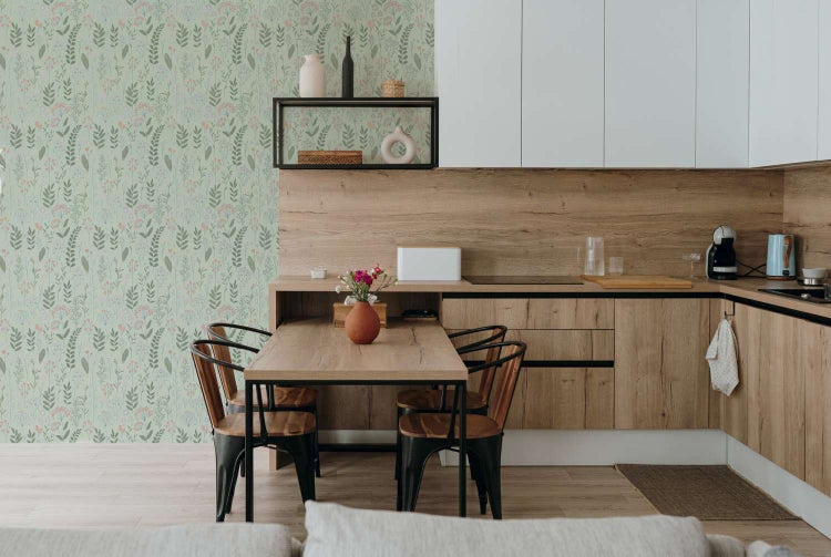 Moderne Küche mit florale Tapete, Holzelementen und integriertem Esstisch in einem organisierten und wohnlichen Einrichtungsstil.