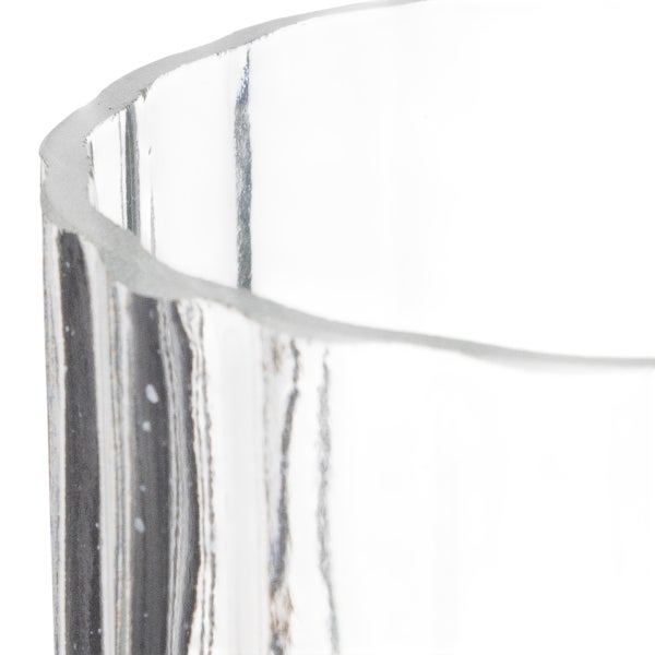 Nahaufnahme vom Rand eines Blumentopfs aus Glas mit silberner, spiegelnder Innenseite und strukturierter Außenseite.