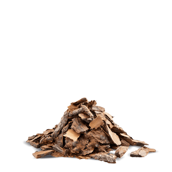 Ein Haufen brauner Rindenmulch aus Baumrinde zur Bodenabdeckung im Garten.