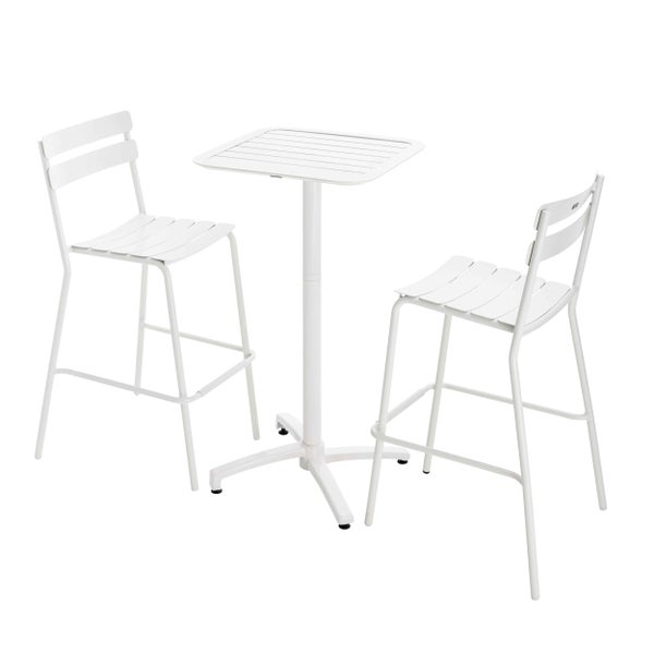 Quadratischer Metall-Bartisch mit zwei passenden Barhockern, Sitzflächen und Rückenlehnen in Lamellenoptik.