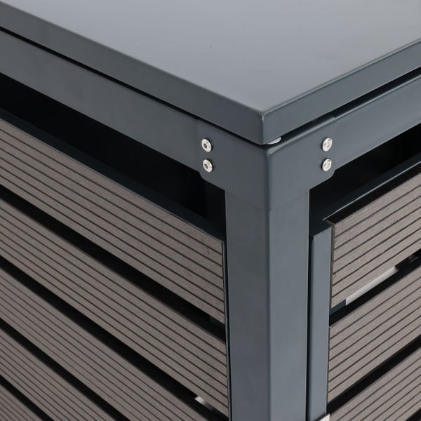 Detailansicht eines Gartenschranks mit horizontalen Latten und Metallrahmen