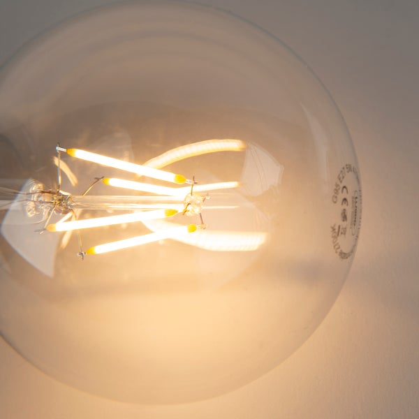 Leuchtendes LED-Filament-Leuchtmittel in Globeform G95 mit klarem Glas und E27 Sockel.