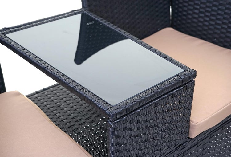 Poly-Rattan Sitzgruppe für den Garten mit integriertem Glastisch und Sitzkissen.