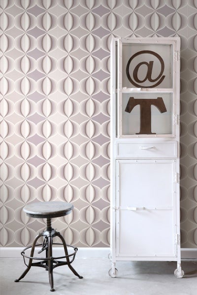 Raumansicht mit gemusterter Tapete, weißem Metallschrank und Hocker