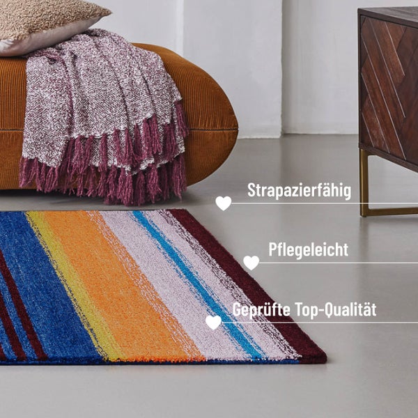 Moderner, bunt gestreifter Teppich im Wohnzimmer mit Möbeln und Decke. Strapazierfähig, pflegeleicht und in geprüfter Top-Qualität.