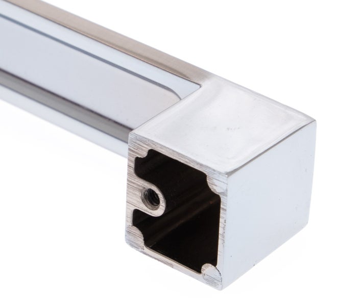 Ein moderner Möbelgriff aus Metall mit quadratischem Sockel zur Befestigung an Schranktüren oder Schubladen.
