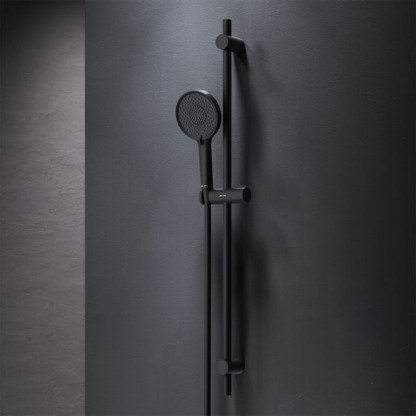 Ein mattes Duschset mit Handbrause und Duschstange, montiert an einer Wand.