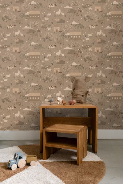 Kinderzimmer mit Bauernhoftapete, Holzhocker, Spielzeugfiguren und Spielzeugtraktor