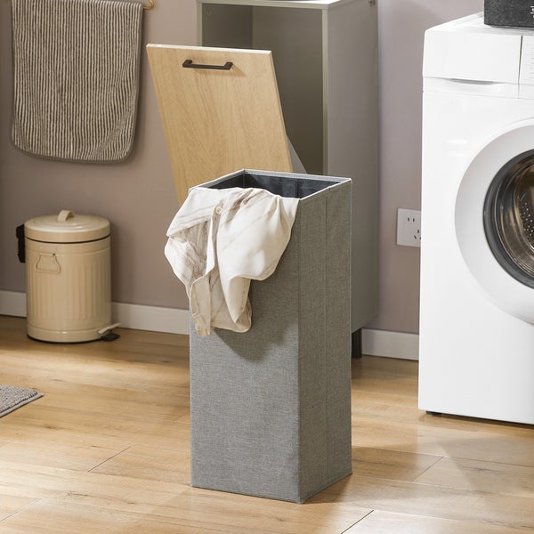 Wäschekorb aus Stoff mit Wäsche im Badezimmer