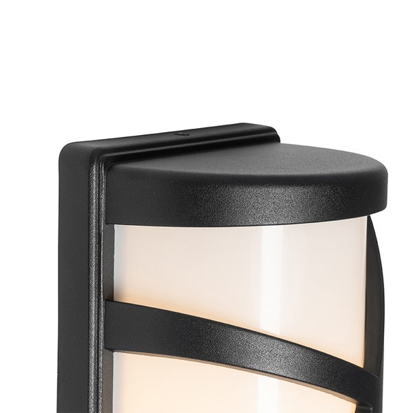 Moderne Außenwandleuchte mit schwarzem Metallgehäuse und weißem Kunststoff-Diffusor.