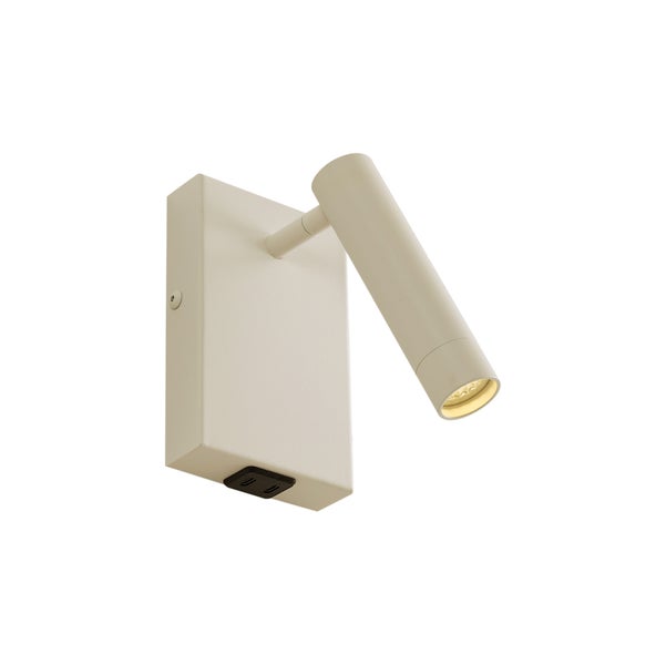 Wandleuchte aus Metall in Beige mit schwenkbarem Spot und zwei Ladeanschlüssen.