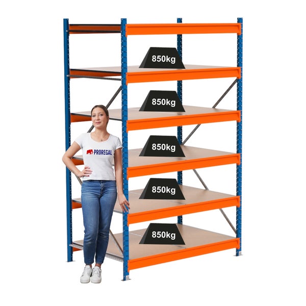 Lagerregal mit fünf Ebenen, jeweils mit 850 Kilogramm belastbar, neben einer Frau