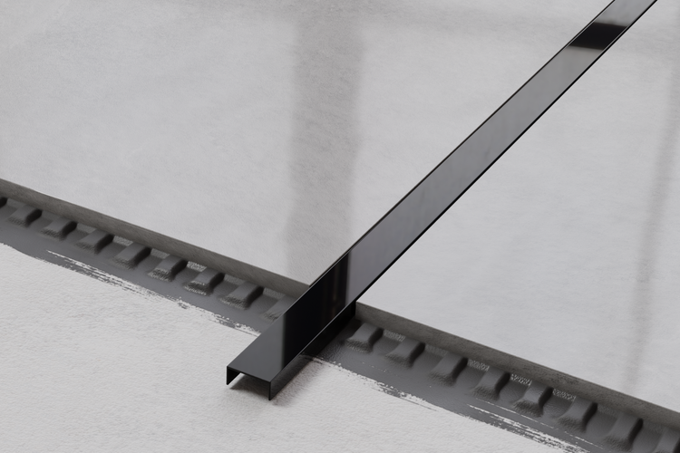 Detailaufnahme einer Duschrinne mit passender Duschwandleiste.