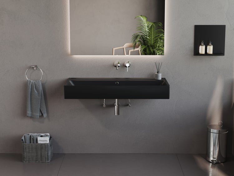 Modernes Badezimmer mit schwarzem Waschtisch, Spiegel mit Beleuchtung, Handtuchhalter, Regal und Mülleimer