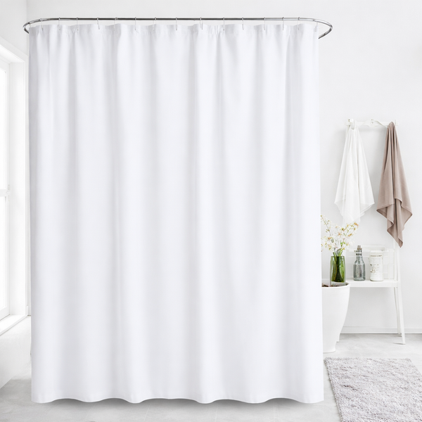 Badezimmer mit weißem Duschvorhang an einer Duschstange