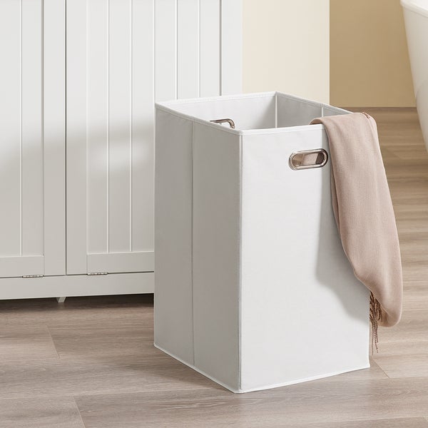 Wäschekorb aus Stoff mit Griffen und hellem Handtuch