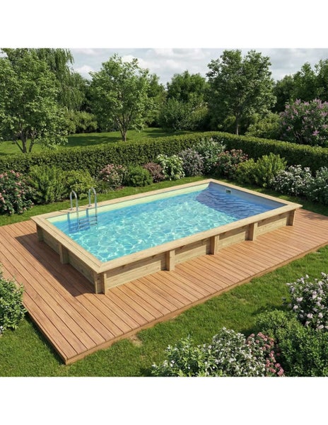 Rechteckiger Holzpool mit Leiter im Garten auf Holzterrasse