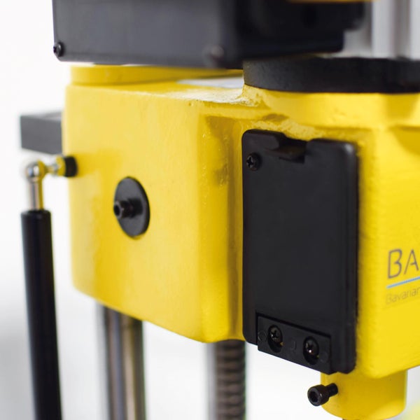 Detailansicht einer gelben Bohrmaschine