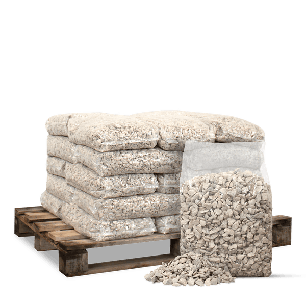Säcke mit hellem Zierkies auf einer Holzpalette gestapelt.